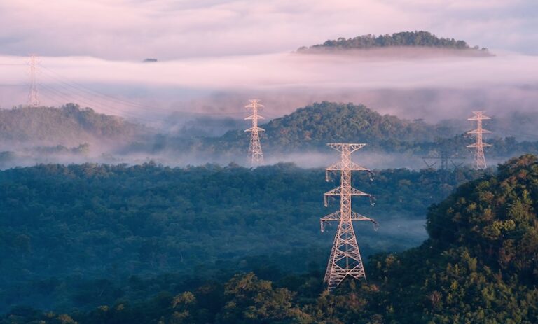 vad påverkar elpriset? kraftledningar i vacker omgivning.