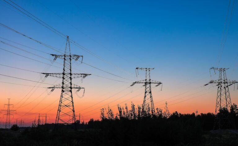 kraftledning med naturbakgrund på morgonen