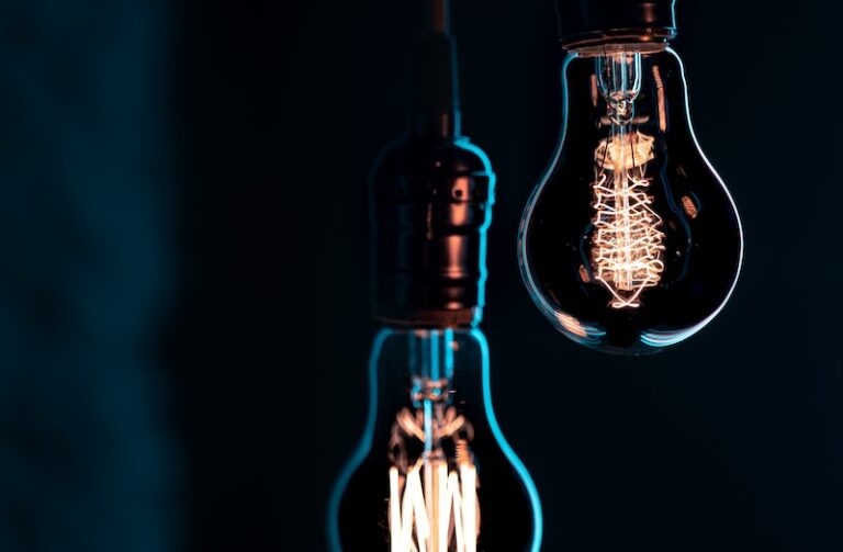 närbild på glödlampor mörk bakgrund.