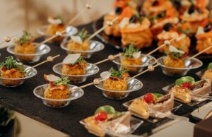 Cateringbord med flera olika rätter.