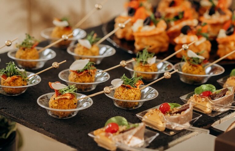 Cateringbord med flera olika rätter.