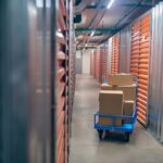 Förvaring och magasineringsbyggnad med lådor.