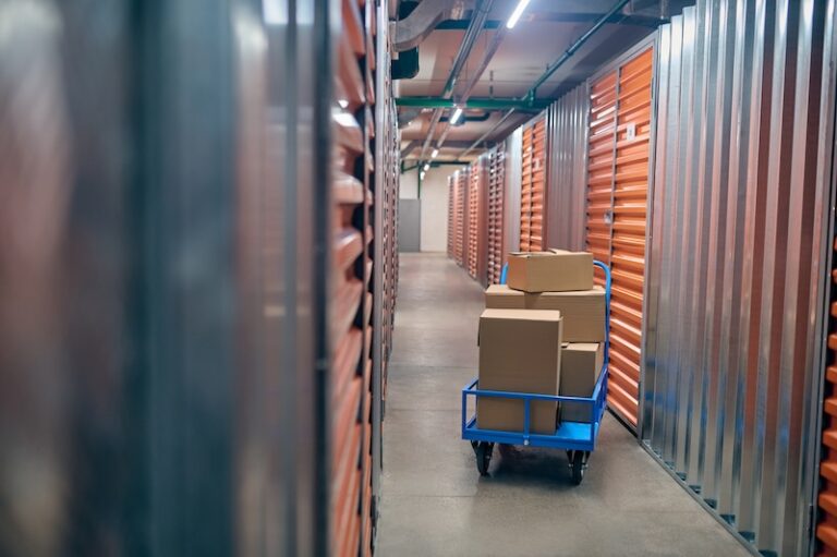 Förvaring och magasineringsbyggnad med lådor.