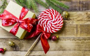 Julgodis och dekorationer på träbord, närbild.